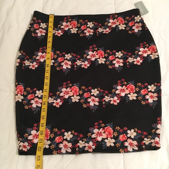 Forever 21 black floral skirt NWT size 1x - Picture 4 of 5